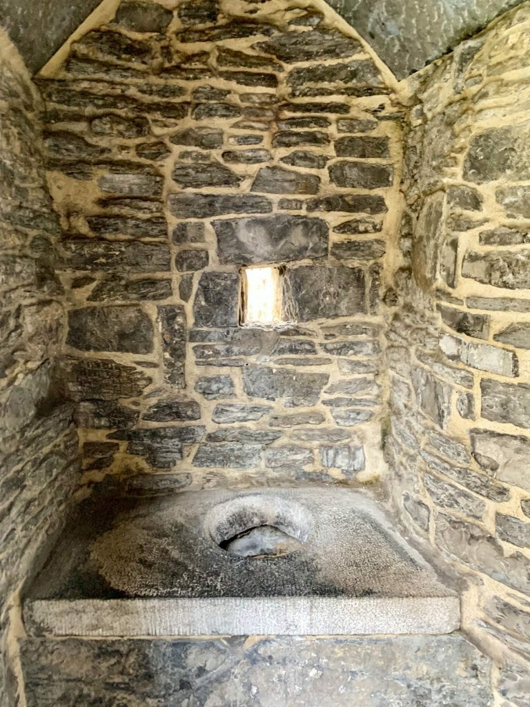 tOILET IN cASTLE