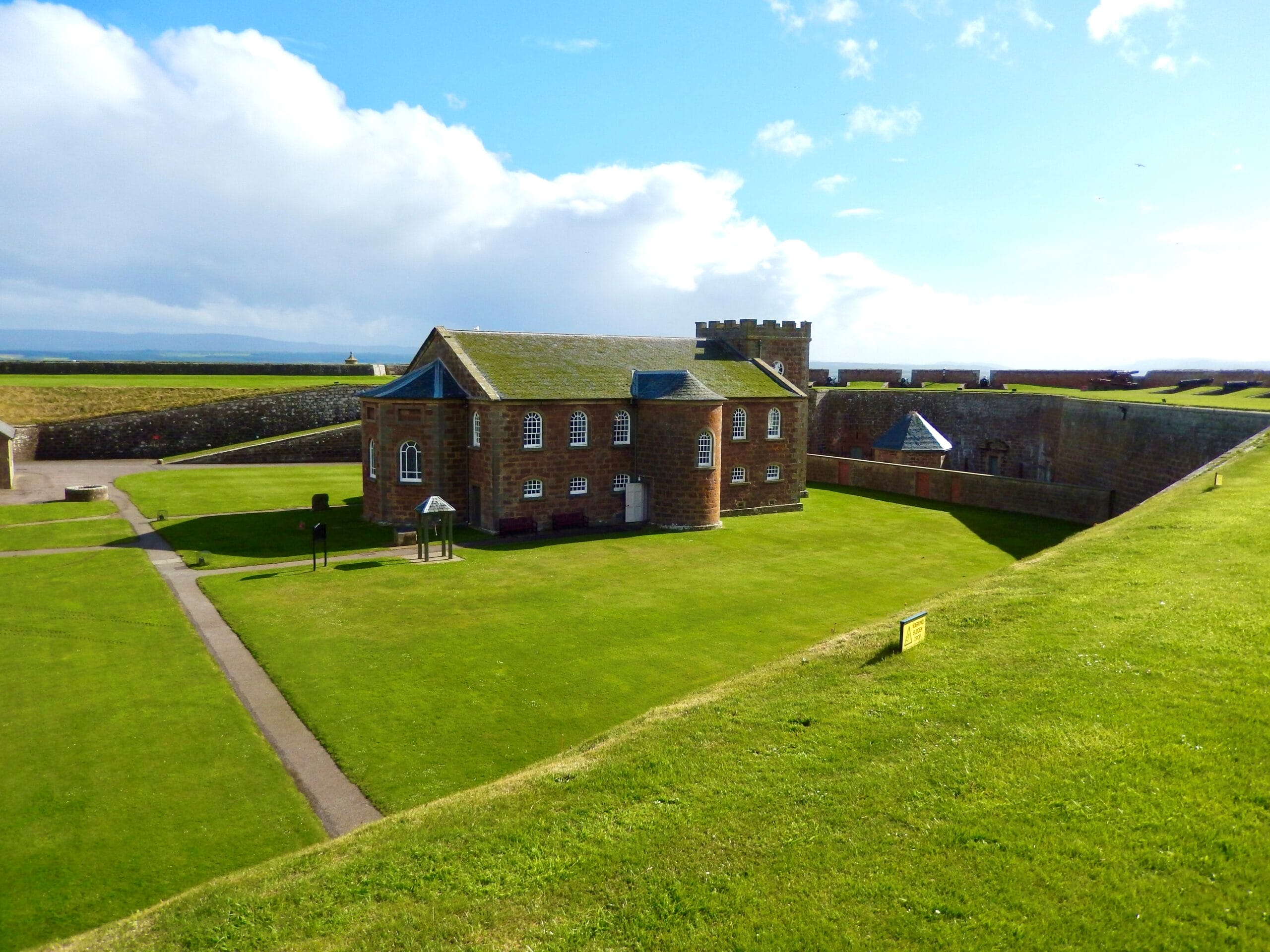 Fort George Visitor Guide: Historic Scotland - Wanderers Compass