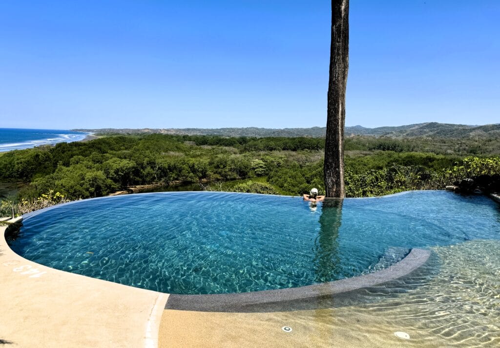 Infinity pool at Hotel Boutique Lagarta Lodge