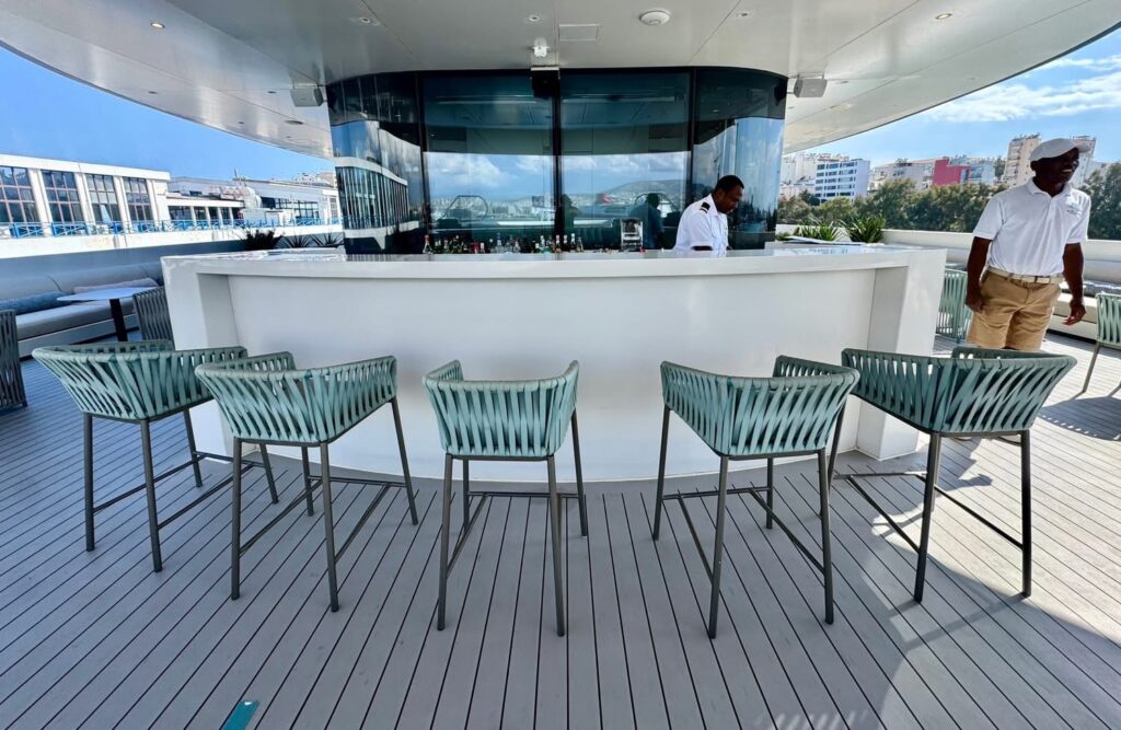 Upper deck bar