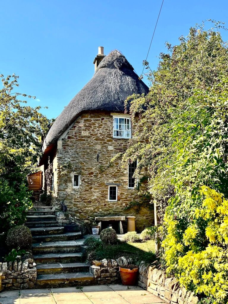 Thatched roof home in the Cotswolds